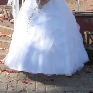 Продаётся свадебное платье цв.белый,  цельное