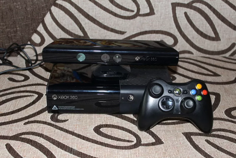 Microsoft Xbox 360 E 500Gb+KINECT