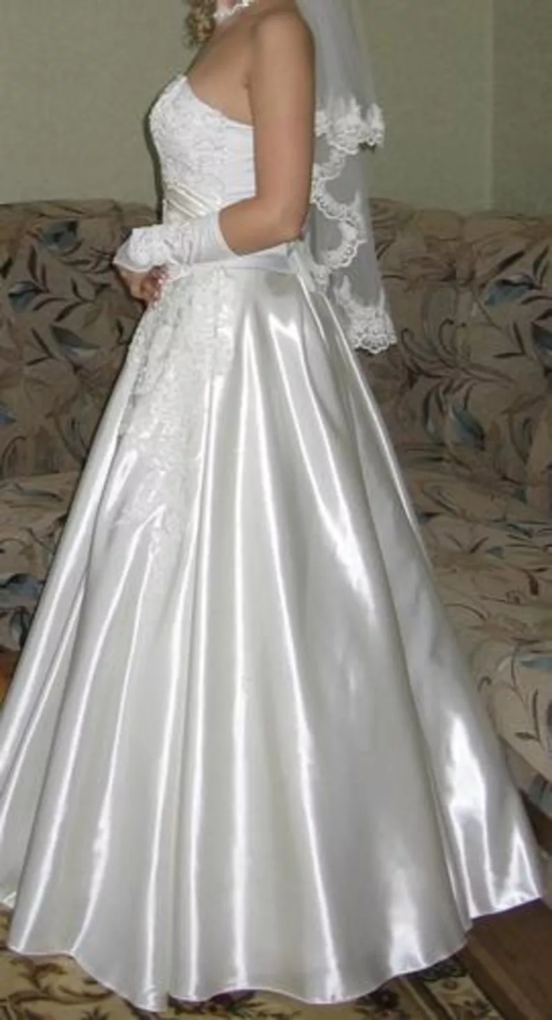Продам свадебное платье р-р 44-46,  цвет 